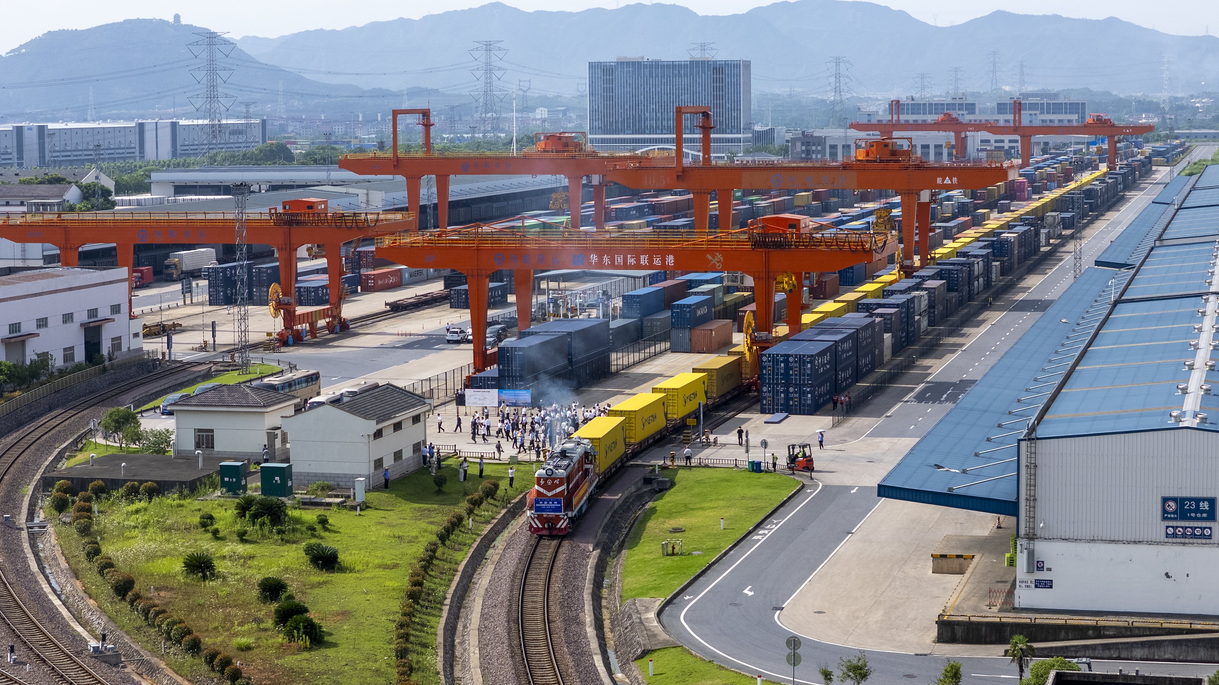 跨境电商物流新通道：中欧班列助力货物快速出海​